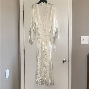 NWT White Silky Flora Robe-Macy’s L/XL